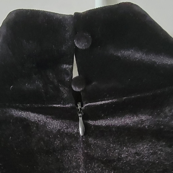 NWOT Velvet Missguided velvet top with beaded bell sleeves. Black. Size 6. - Picture 4 of 4